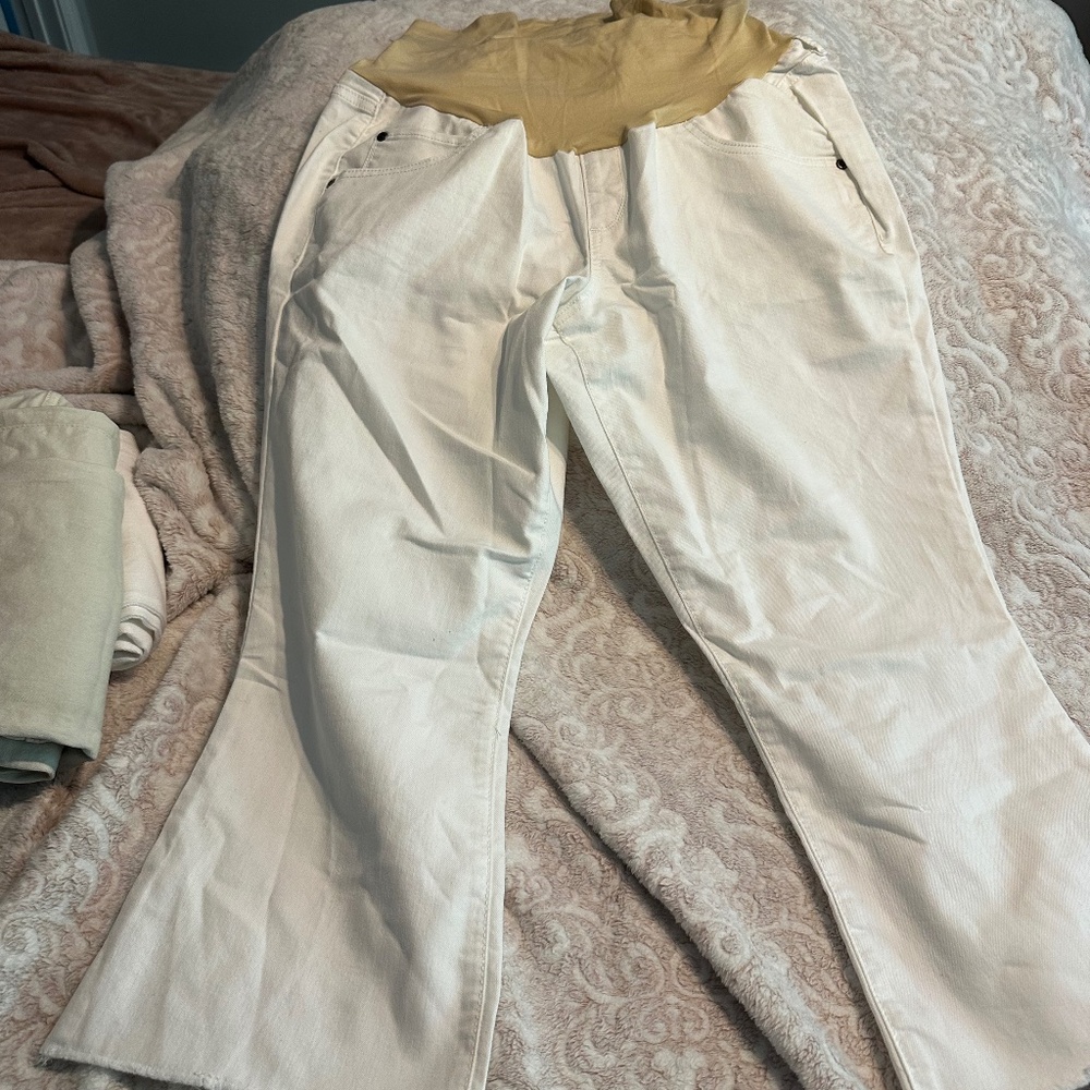 A:Glow maternity capris